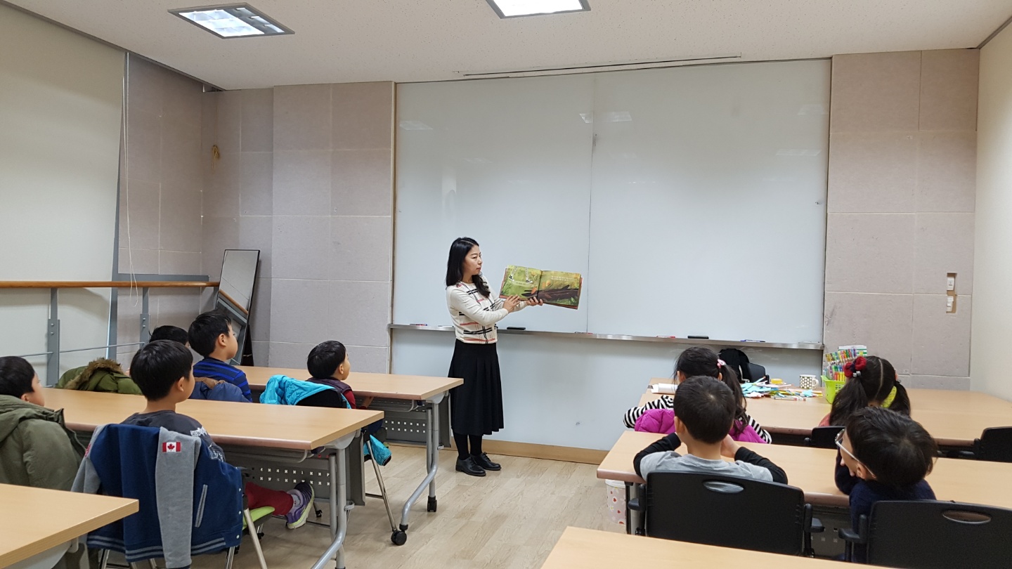 책 속을 걷는 아이 (2).jpg