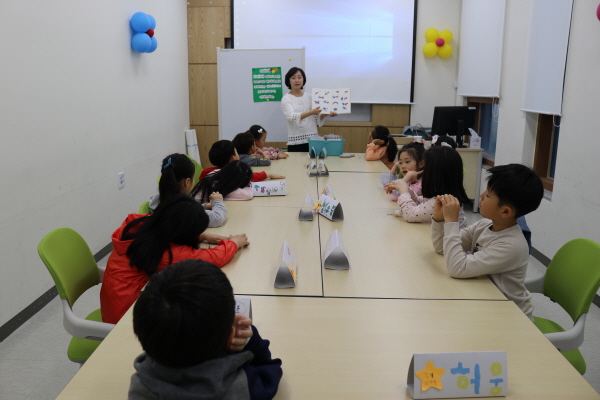 그림책으로 떠나는 도서관 여행(상반기편).jpg