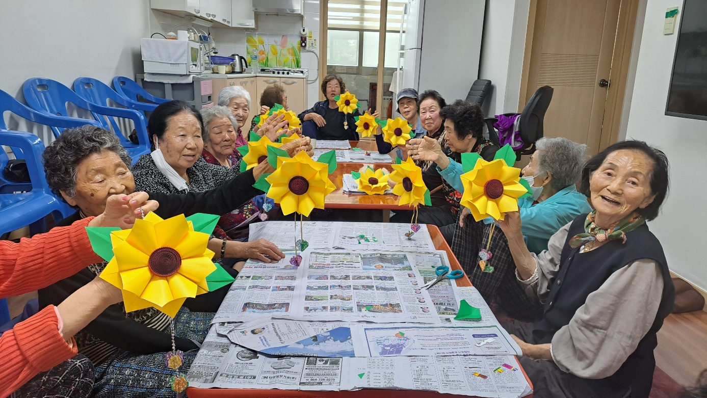 경로당에서 해바라기만들기 프로그램 운영 